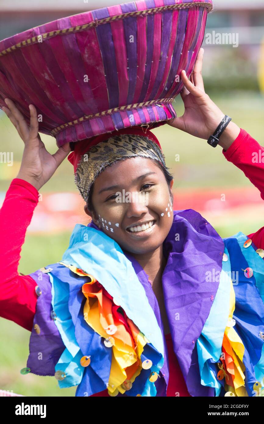 Costumi colorati durante un festival di strada nella città di Ipil. Foto Stock