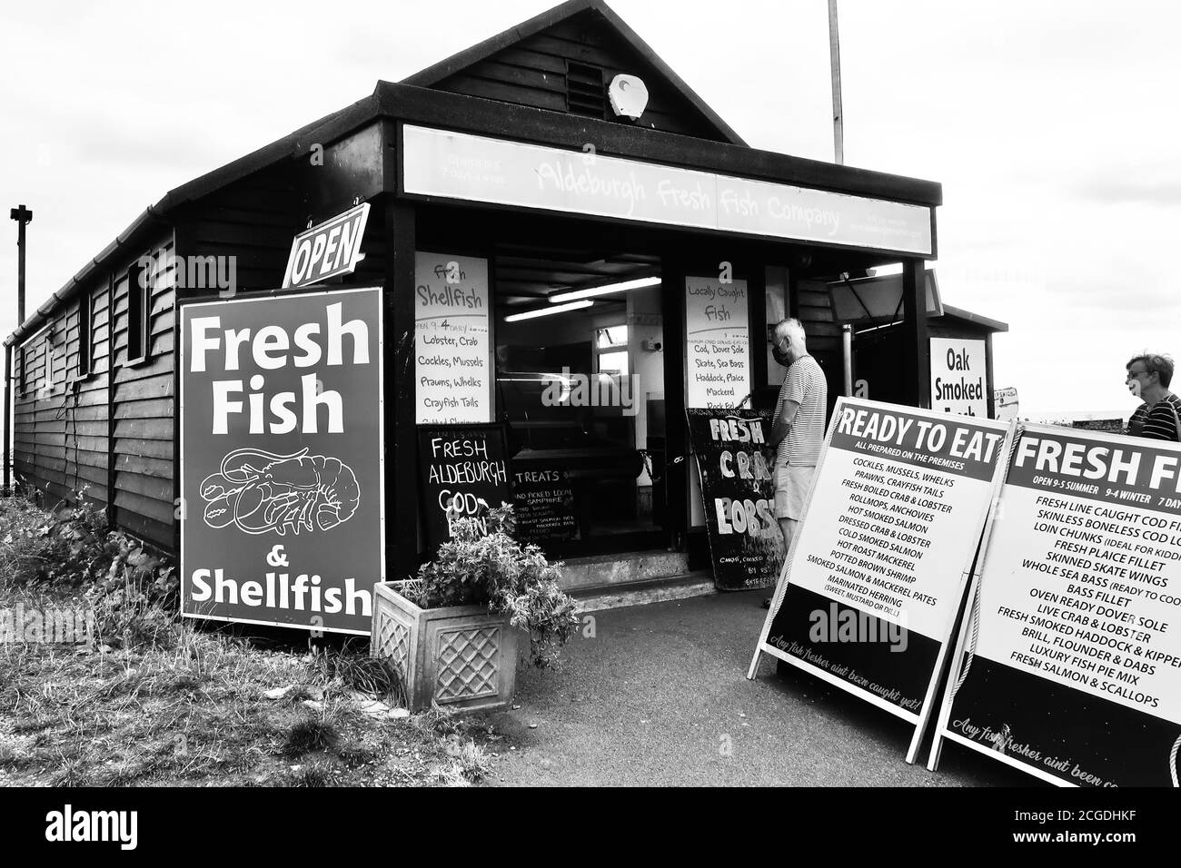 Aldeburgh, Suffolk, Regno Unito - 9 settembre 2020: Soleggiato giorno d'autunno sulla costa orientale dell'Anglia. Pesce fresco venditore capannone sulla spiaggia. Foto Stock