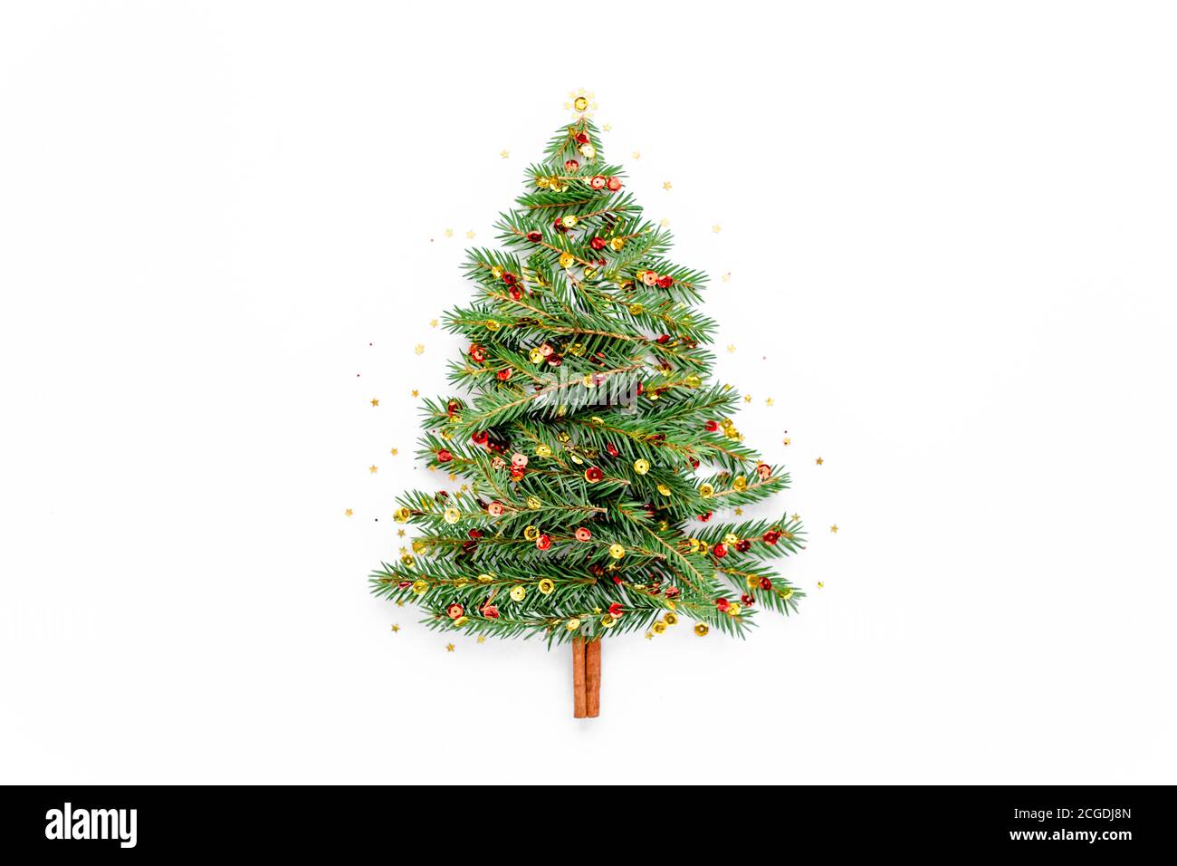 Mini albero di Natale fatto di ramo di abete su sfondo bianco. Capodanno, concetto di vacanza. Disposizione piatta, vista dall'alto Foto Stock