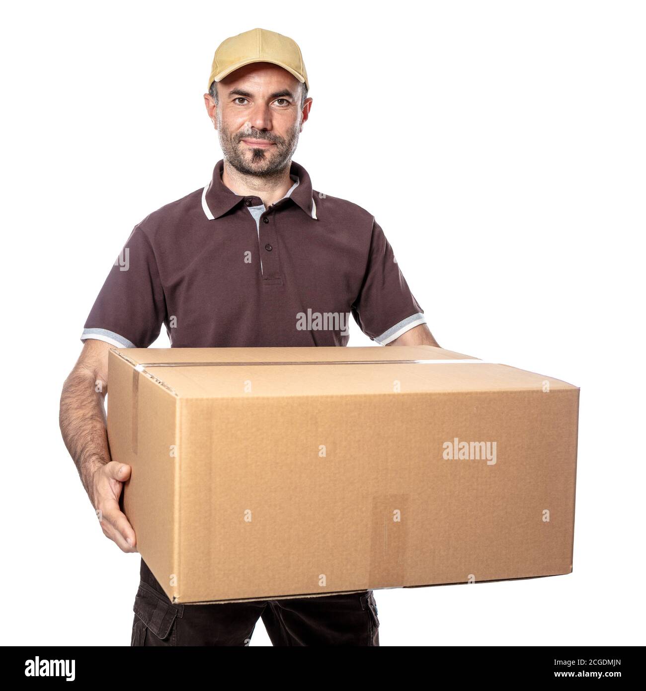 sorridente operaio con pacchi in mano, logistica e industria del trasporto. isolato su bianco Foto Stock