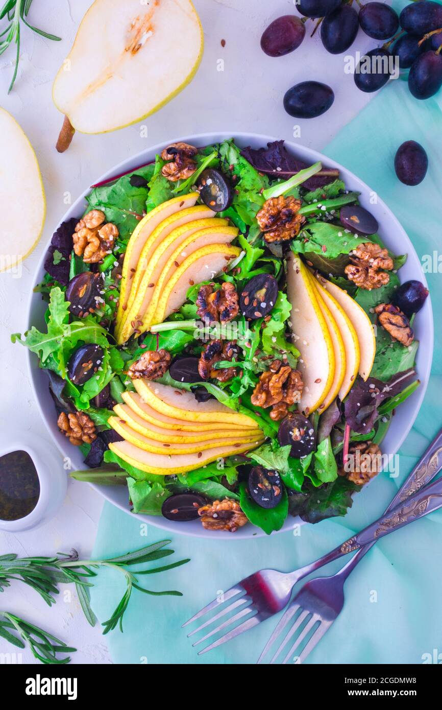 Insalata fresca d'autunno con pere e noci Foto Stock