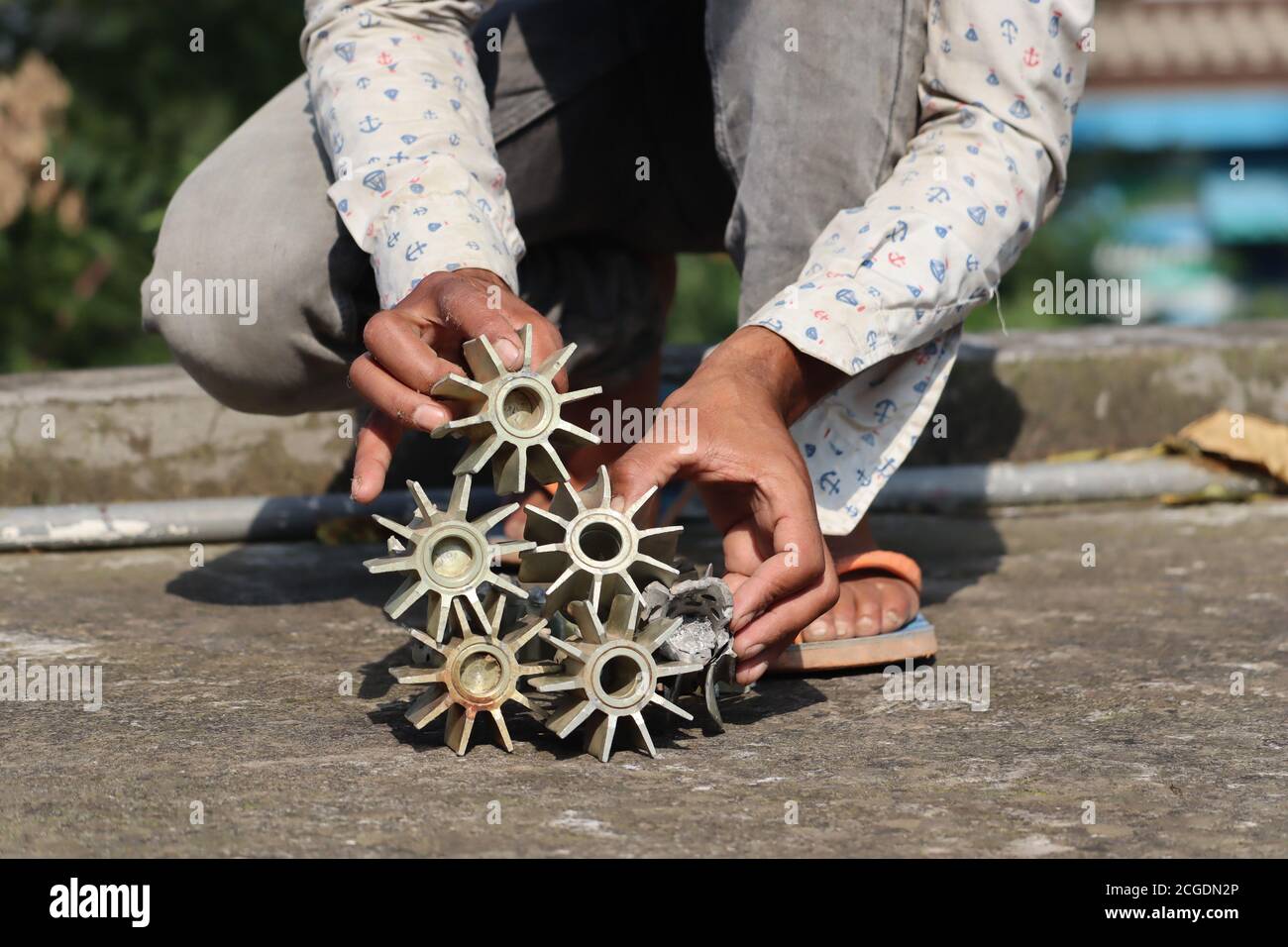 Kashmir, India. 10 settembre 2020. Un uomo mostra parti di un guscio di mortaio dopo un fuoco non provocato dalle truppe pakistane nel settore di Mendhar nel distretto di Poonch di Jammu e Kashmir giovedì 10 settembre 2020. L'esercito pakistano ha violato le violazioni del cessate il fuoco nei settori Mendhar, Mankote, Balakote e Digwar del distretto di Poonch di Jammu e Kashmir, in India. (Foto di Nazim Ali Khan/INA Photo Agency) Credit: Sipa USA/Alamy Live News Foto Stock