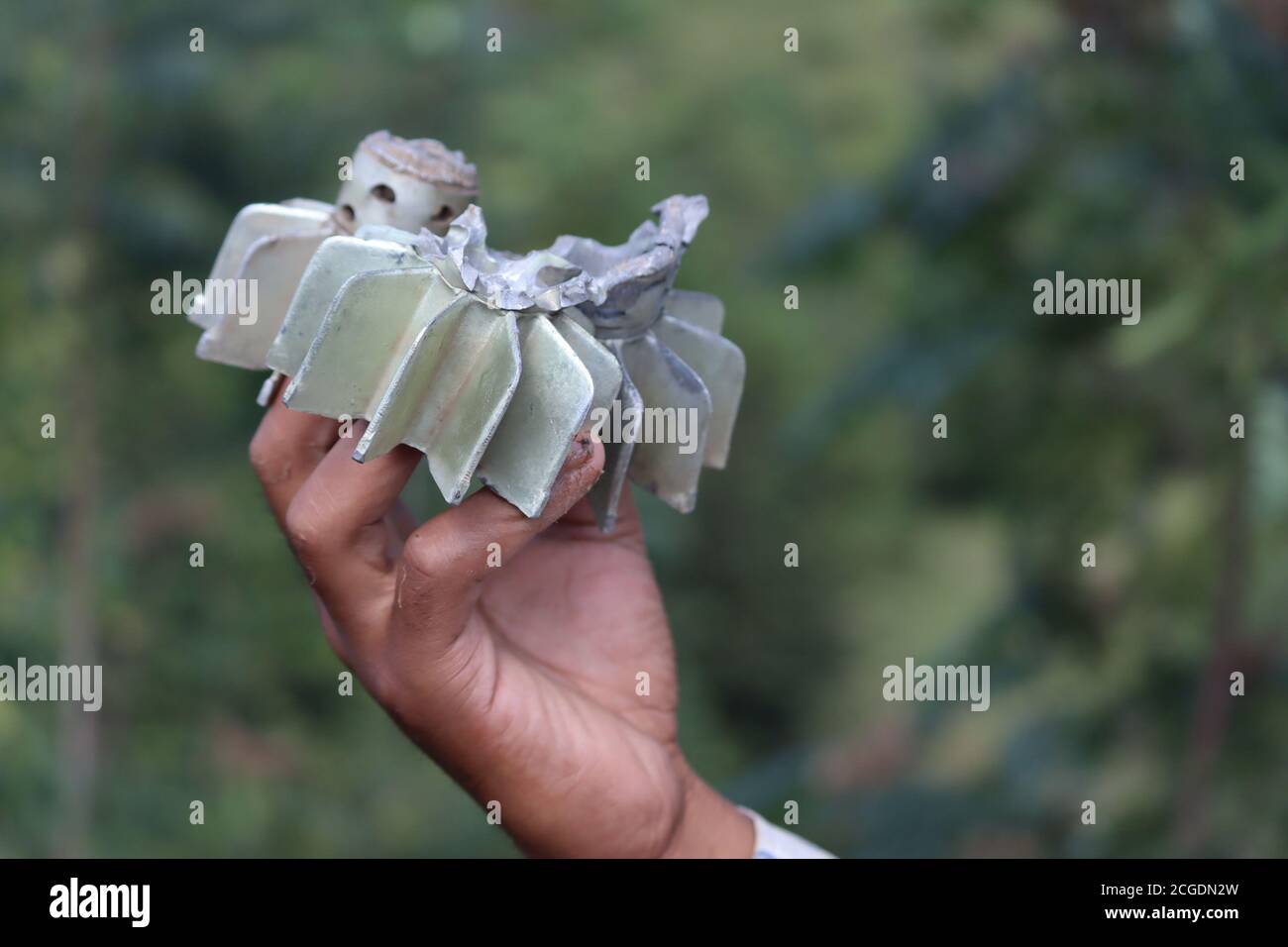 Kashmir, India. 10 settembre 2020. Un uomo mostra parti di un guscio di mortaio dopo un fuoco non provocato dalle truppe pakistane nel settore di Mendhar nel distretto di Poonch di Jammu e Kashmir giovedì 10 settembre 2020. L'esercito pakistano ha violato le violazioni del cessate il fuoco nei settori Mendhar, Mankote, Balakote e Digwar del distretto di Poonch di Jammu e Kashmir, in India. (Foto di Nazim Ali Khan/INA Photo Agency) Credit: Sipa USA/Alamy Live News Foto Stock