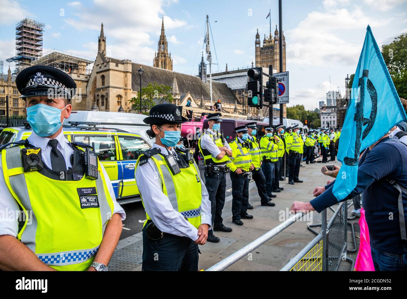 Londra, Regno Unito. 10 settembre 2020. E' l'ultimo giorno ufficiale delle attuali proteste della ribellione estinzione e quando marzo arriva in Piazza del Parlamento trova la barca rosa XR, Tell the Truth è già stata cordonata dalla polizia. Le maschere sono generalmente indossate e le distanze sociali praticate come il "blocco" allevato continua per l'epidemia di Coronavirus (Covid 19) a Londra. Credit: Guy Bell/Alamy Live News Foto Stock