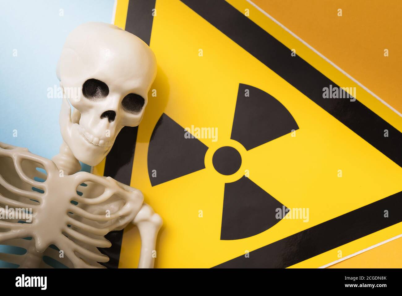 Lo scheletro umano e le radiazioni segno da vicino Foto Stock