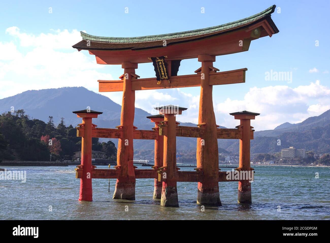 Itsukushima santuario torii porta galleggiante in acqua su Miyajima isola Foto Stock