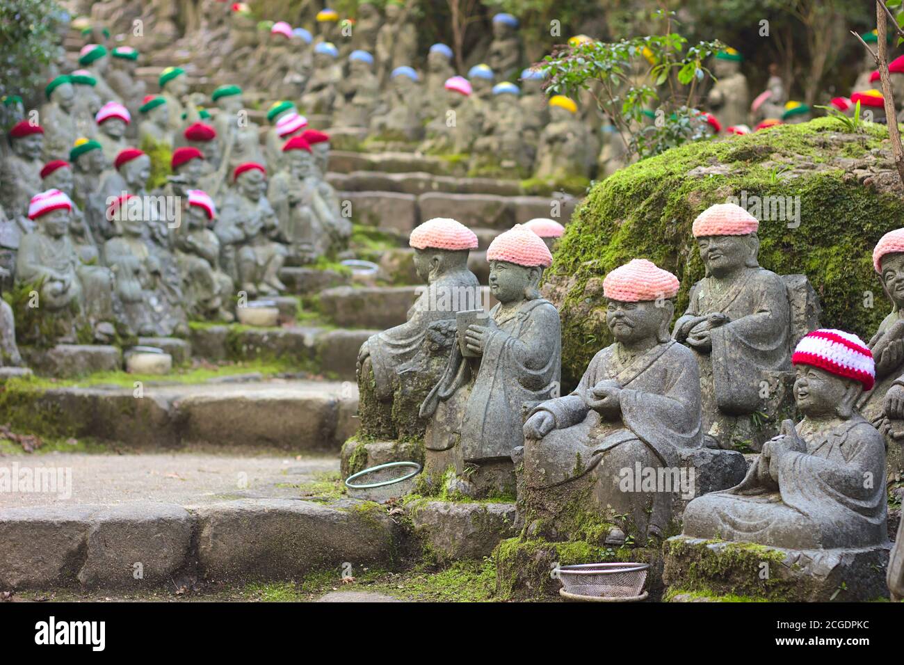 Statue Ksidigarbha jizo con cappelli al tempio daisho-in su Miyajima isola Foto Stock