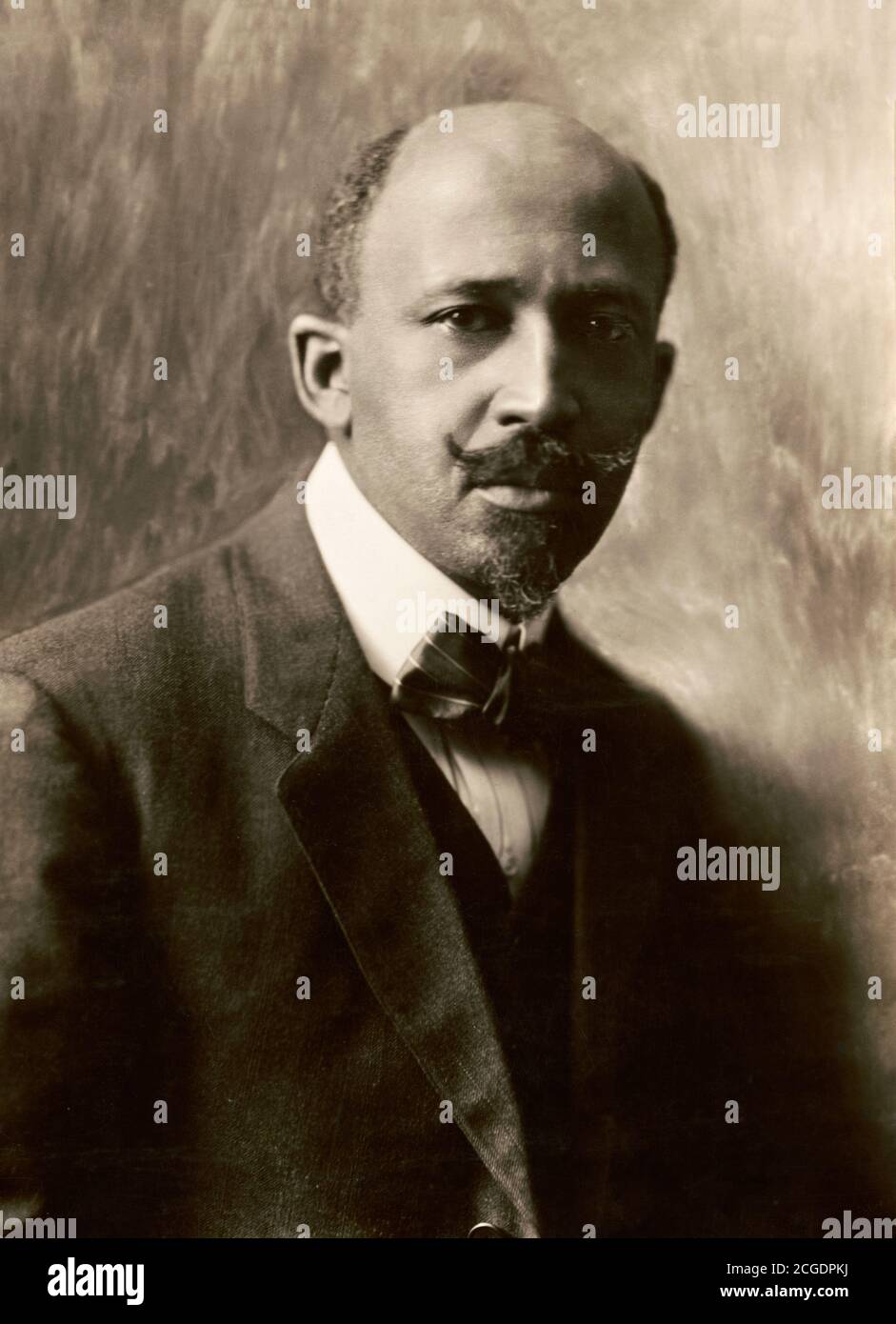 W e B Du Bois. Ritratto di William Edward Burghardt Du Bois (1868-1963) di C M battey, c.1919. Du Bois era un sociologo, socialista, storico e attivista americano per i diritti civili. Foto Stock