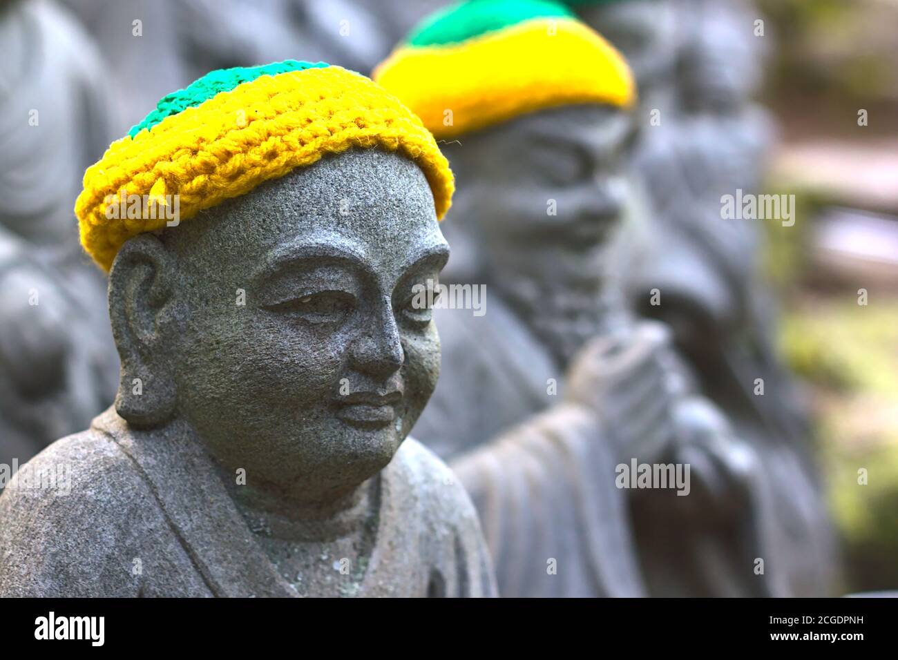 Closeup di statue ksitigarbha jizo con cappelli al tempio daisho-in Sull'isola di Miyajima Foto Stock