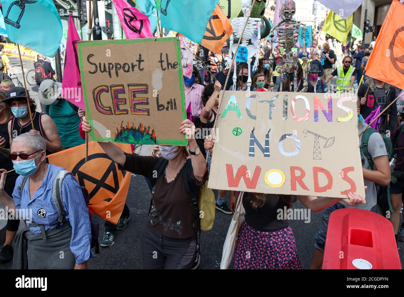 LONDRA, INGHILTERRA, SETTEMBRE 10 2020, attivisti del gruppo internazionale di azione climatica estinzione ribellione protesta in Parliament Square sulla finale di una prevista acquisizione di 10 giorni di Londra (Lucy North | MI News) Credit: MI News & Sport /Alamy Live News Foto Stock