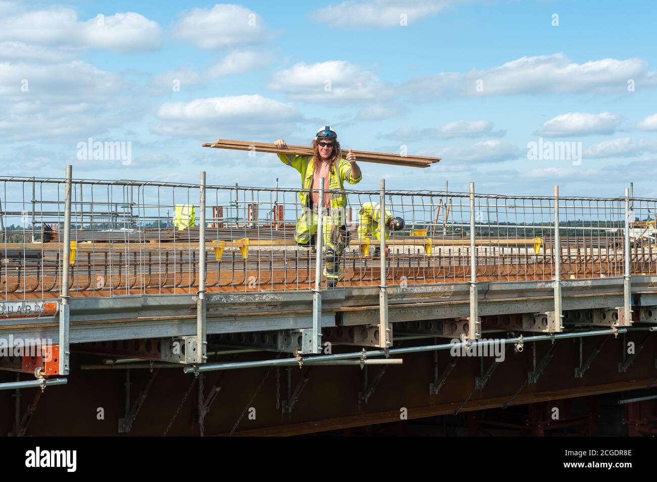 Taplow, Berkshire, Regno Unito. 10 settembre 2020. I lavori proseguono nella costruzione di nuovi ponti attraverso la M4 per la conversione della M4 in una Smart Motorway. La costruzione del nuovo ponte ampliato e la strada a Taplow poco prima del villaggio di Dorney sta progredendo rapidamente. Credit: Maureen McLean/Alamy Live News Foto Stock