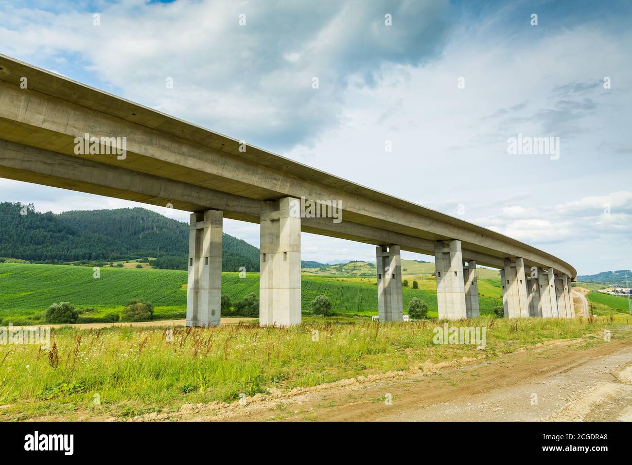 Costruzione di nuove autostrade, tratto di autostrada e rampa di uscita della superstrada, Slovacchia. Foto Stock