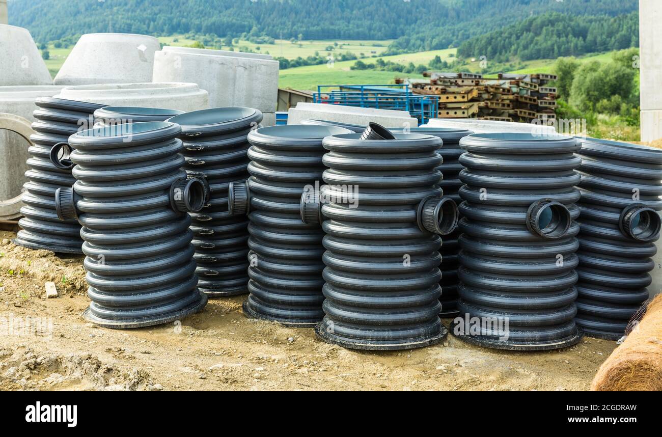 Tubi in PVC nero - materiale da costruzione in zone di costruzione, predisposto per la nuova superstrada. Foto Stock