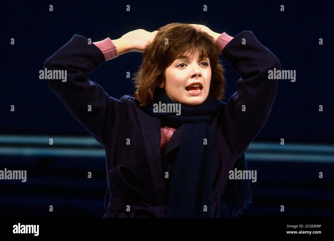 Joanne Whalley (Gilly Bown) nel GENIUS di Howard Brenton al Royal Court Theatre, Londra SW1 08/09/1983 design: Peter Hartwell illuminazione: Gareth Jones regista: Danny Boyle Foto Stock