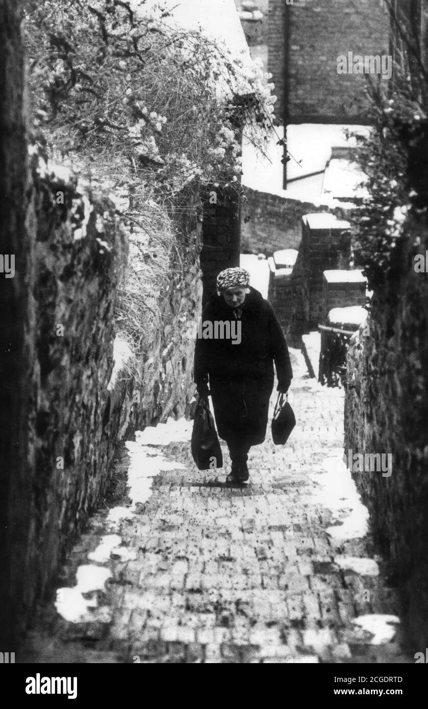 Donna anziana che cammina su gradini ripidi, Ironbridge, Gran Bretagna,1981 Foto Stock