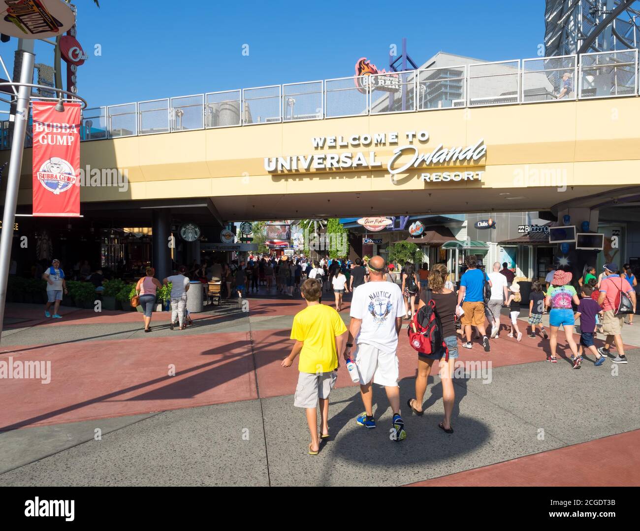 I visitatori si trovano vicino all'ingresso dell'Universal Orlando Resort Foto Stock