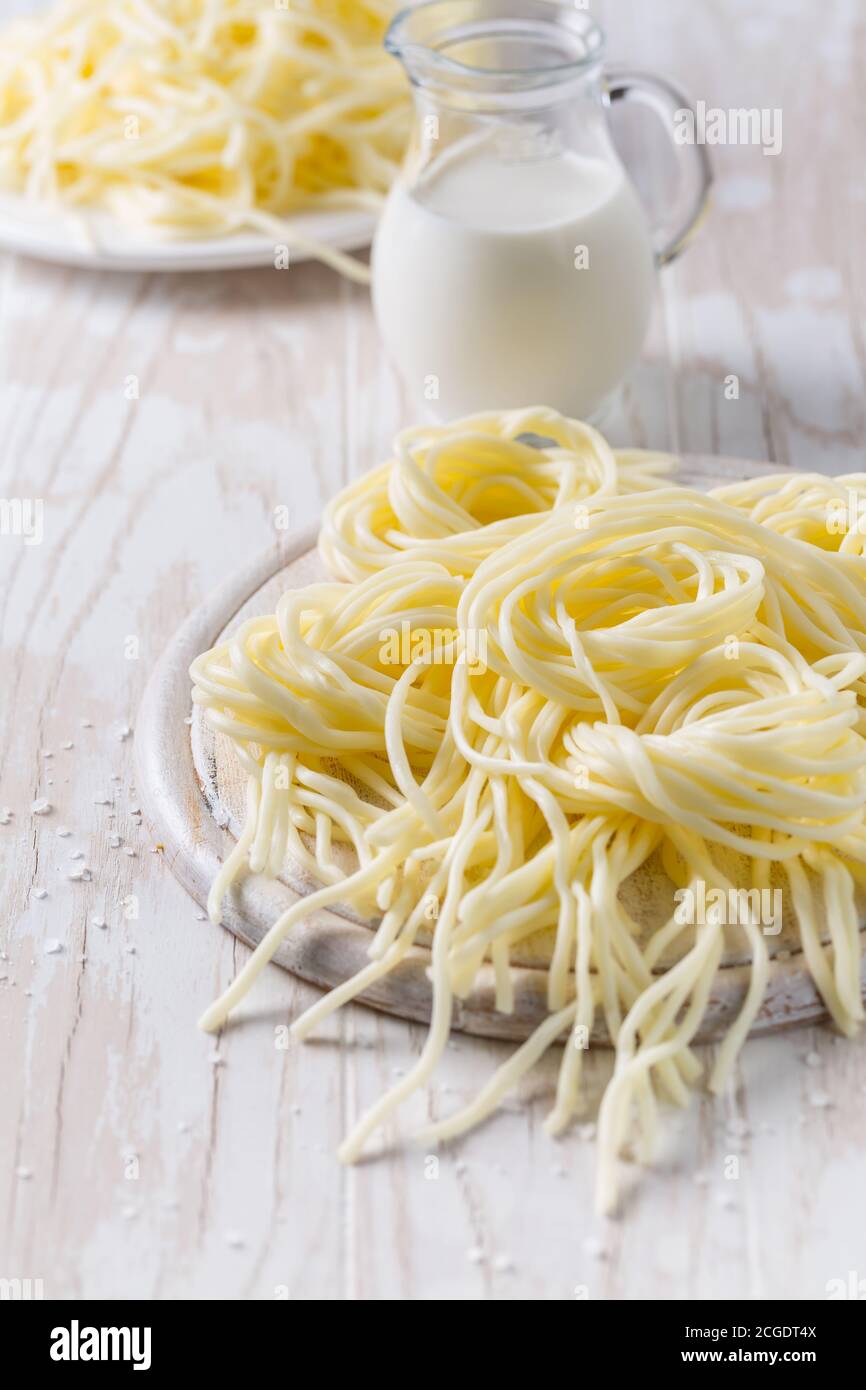 Formaggio a corda o frusta di formaggio (korbaciky) - formaggio salato snack, specialità nazionali dalla Slovacchia. A base di latte vaccino o ovino Foto Stock