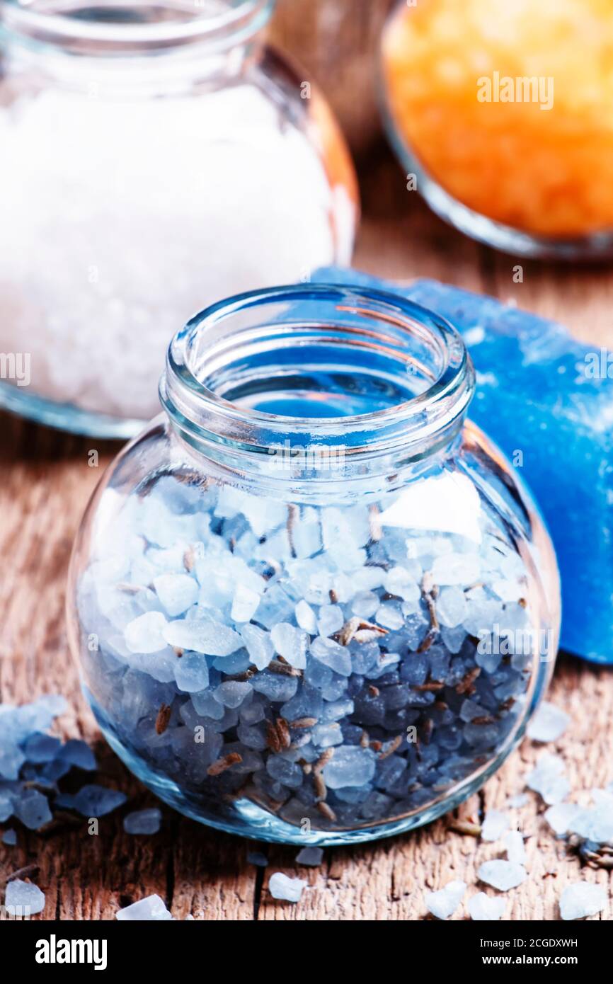 Sali da bagno blu lavanda in un vaso di vetro, stile rustico, fuoco selettivo Foto Stock