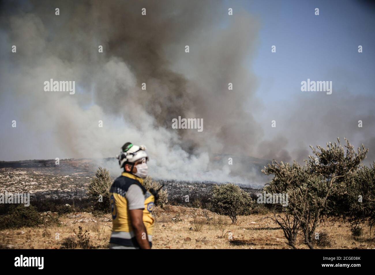 Latakia, Siria. 10 settembre 2020. Una vista incendi durante un incendio forestale nella campagna del Latakia, Siria il 10 settembre 2020. Gli incendi estivi sono comuni in Siria, ma i residenti hanno detto che quest'anno sono peggiori del solito. Gli incendi estivi sono comuni nella regione e quest'anno le temperature hanno raggiunto i 40°C, circa 10°C più alte della media di settembre. (Foto di Azalden Idlib/INA Photo Agency) Credit: Sipa USA/Alamy Live News Foto Stock