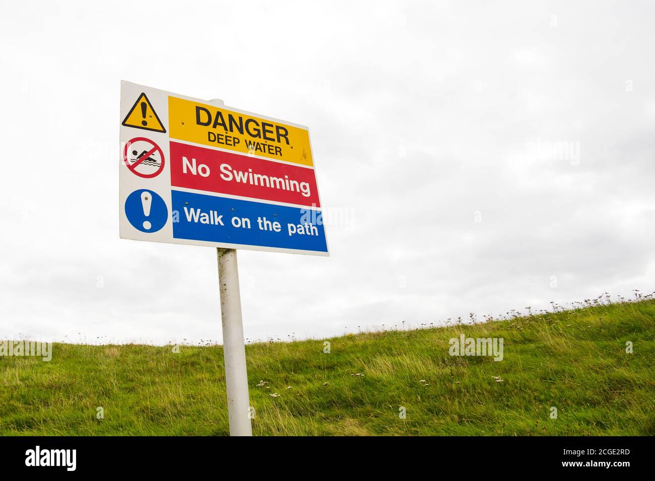 Pericolo, acqua profonda, cartello di avvertenza No swimming. Holme Pierrepont, Nottingham, Nottinghamshire, Inghilterra Foto Stock