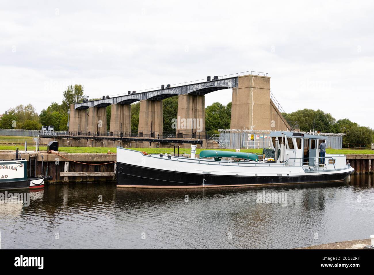 Barca ormeggiata sul fiume trent a Holme Pierrepont,. La porta del fango di Colwick è dietro. Nottingham, Nottinghamshire, Inghilterra Foto Stock