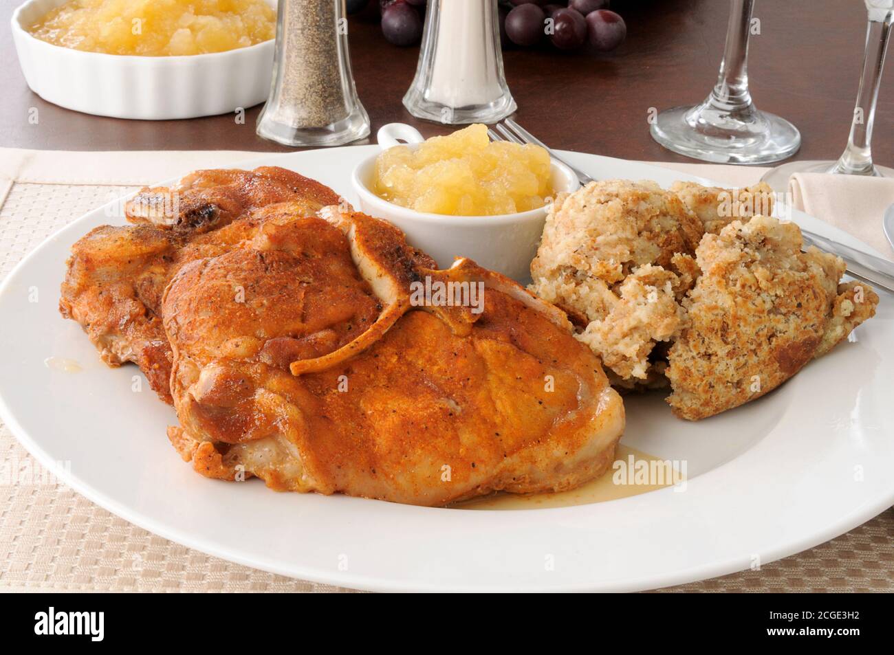 Costolette di maiale al forno con ripieno di erbe Foto Stock