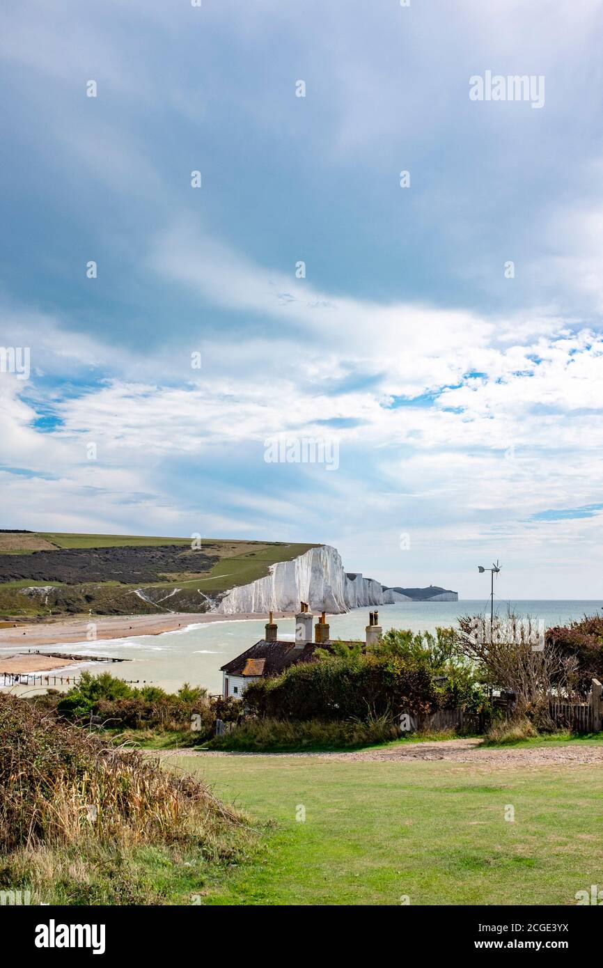 I famosi cottage della guardia costiera sulle scogliere che si affacciano su Cuckmere Haven presso la Riserva Naturale di Seaford Head . I cottage sono in pericolo a causa di erosione Foto Stock