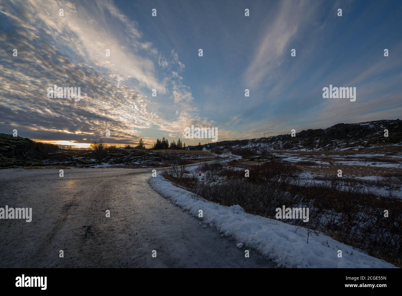 Strada ghiacciata nel Parco Nazionale di Thingvellir, Islanda Foto Stock