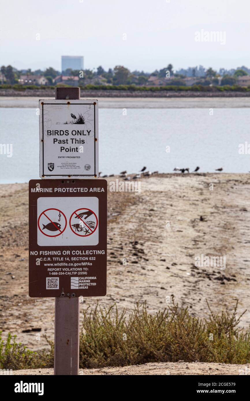 Cartello di avvertenza solo uccelli, Bolsa Chica Ecological Reserve, Orange County, California, Stati Uniti Foto Stock