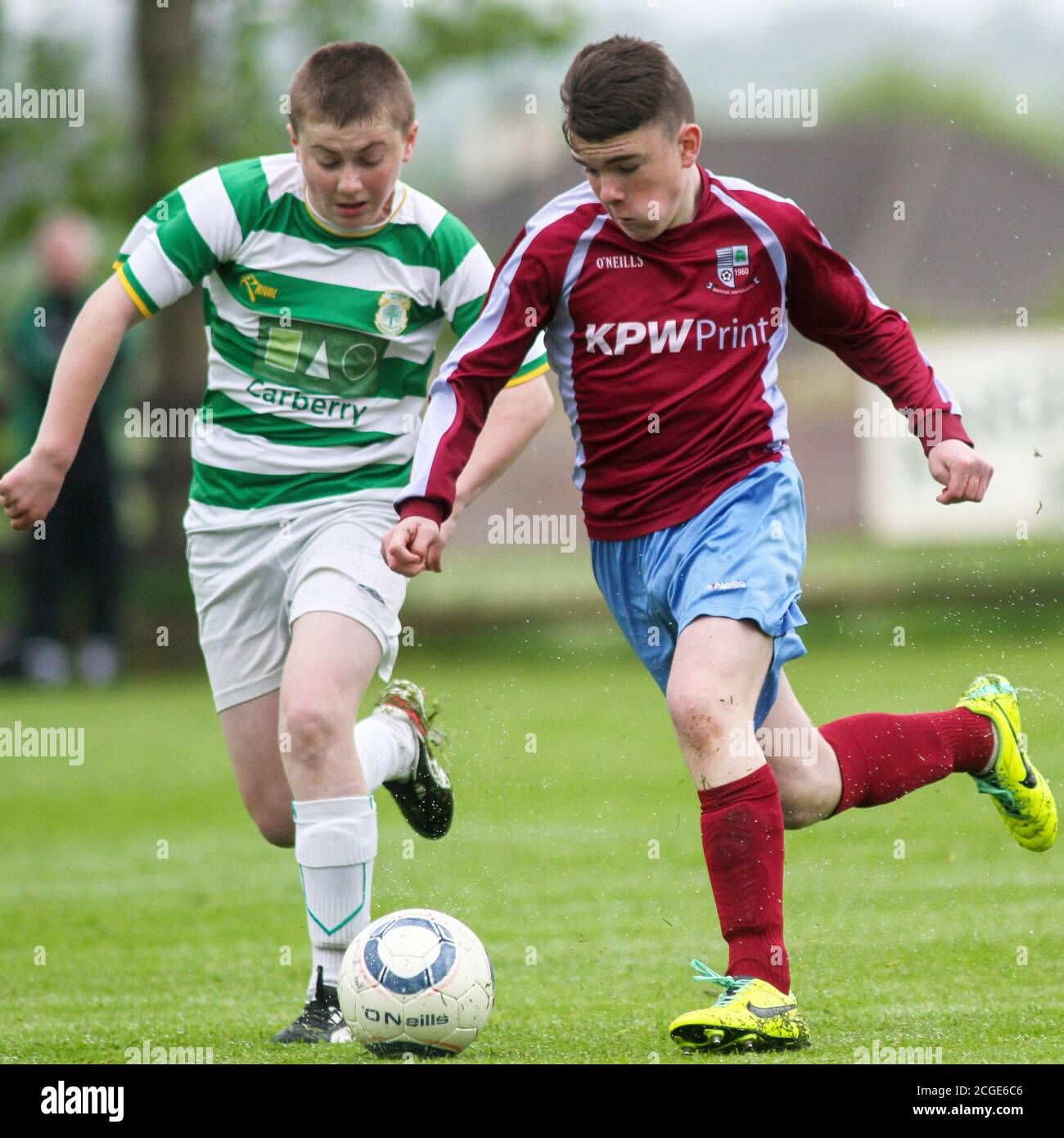 Aaron Connolly di Mervue ha Unito U14 in azione contro Castlebar Celtic. 3/5/14, Mervue United contro Castlebar Celtic, U14 Connacht Cup Final, Moyne Villa FC, Headford, Co. Galway. Foto di un giovane Aaron Connolly (attualmente di Brighton e Hove Albion e della Repubblica d'Irlanda) in azione per Mervue Unito come adolescente. Foto Stock