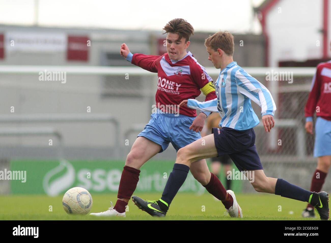 Aaron Connolly di Mervue ha Unito U15 in azione contro Salthill Devon. Mervue United contro Salthill Devon, finale della GFA U15, 12/5/15, Eamonn Deacy Park, Galway. Foto di un giovane Aaron Connolly (attualmente di Brighton e Hove Albion e della Repubblica d'Irlanda) in azione per Mervue Unito come adolescente. Foto Stock