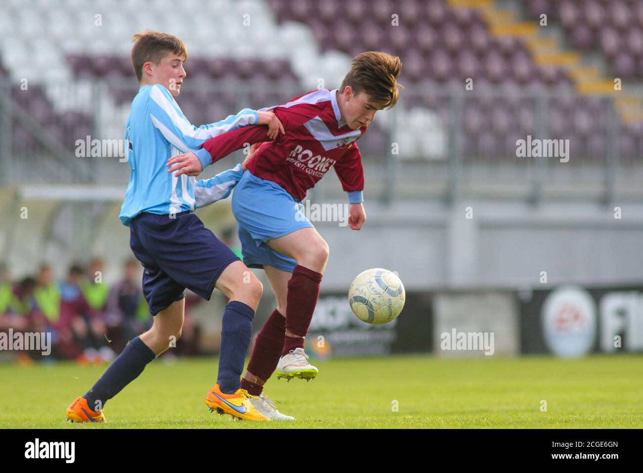 Aaron Connolly di Mervue ha Unito U15 in azione contro Salthill Devon. Mervue United contro Salthill Devon, finale della GFA U15, 12/5/15, Eamonn Deacy Park, Galway. Foto di un giovane Aaron Connolly (attualmente di Brighton e Hove Albion e della Repubblica d'Irlanda) in azione per Mervue Unito come adolescente. Foto Stock