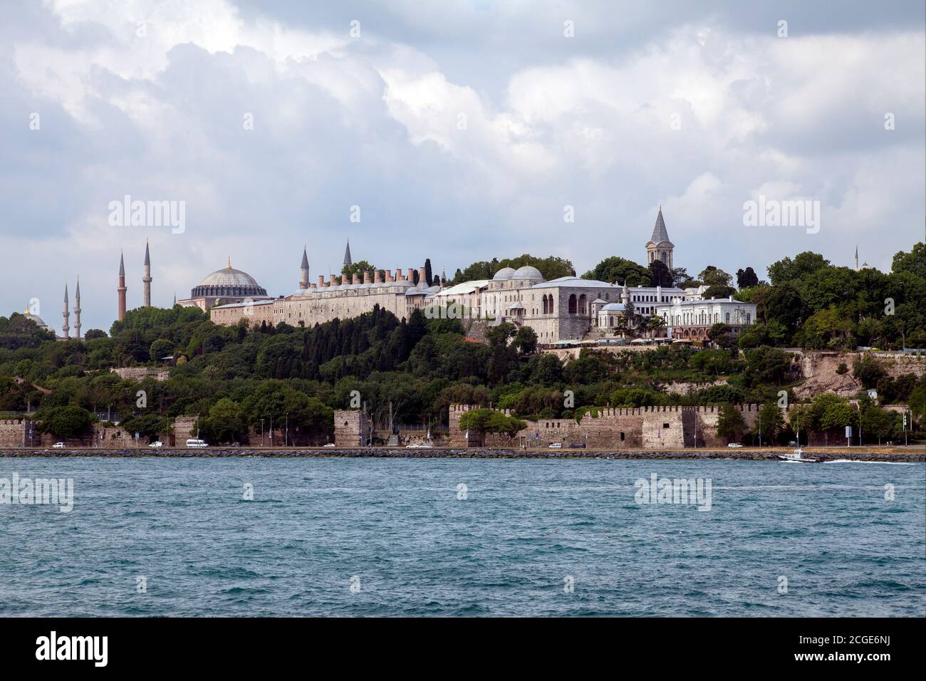 Vista dalla costa di Sarayburnu, la penisola storica e le cupole del Palazzo Topkapi a Istanbul Foto Stock