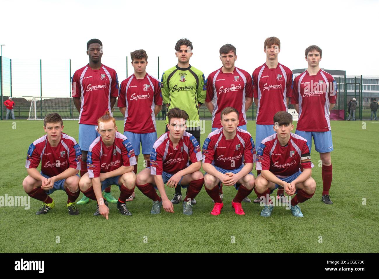 Mervue United team foto prima della finale della SSE Airtricity League U17 Cup contro l'atletica di San Patrizio. Aaron Connolly fila anteriore, al centro. Mervue United contro St. Patrick's Athletic, SSE Airtricity U17 Cup Final, 6/12/15, Blanchardstown IT, Dublino. Foto di un giovane Aaron Connolly (attualmente di Brighton e Hove Albion e della Repubblica d'Irlanda) in azione per Mervue Unito come adolescente. Foto Stock