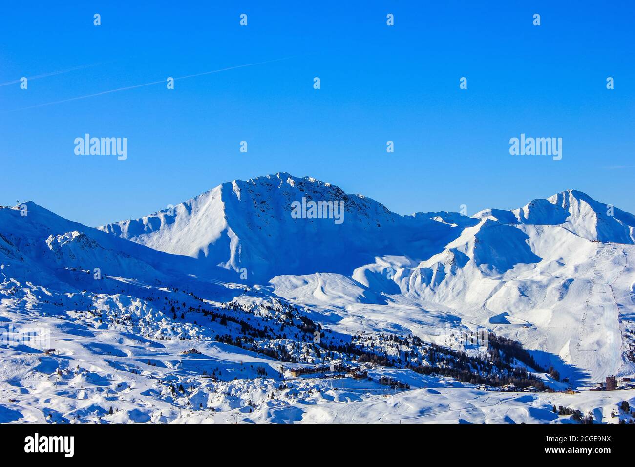 Vista sul comprensorio sciistico Paradiski la Plagne, Alpi francesi Foto Stock