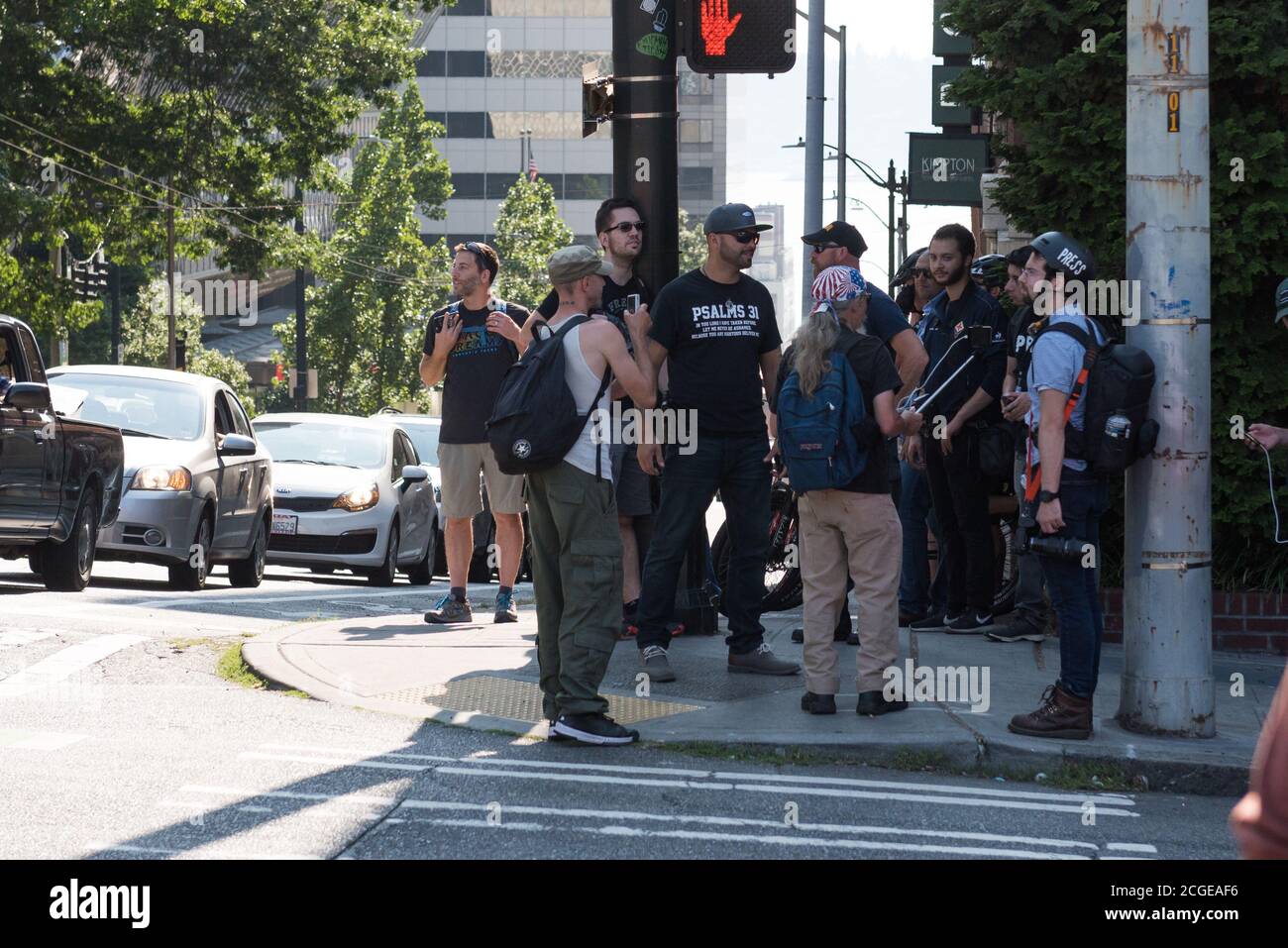 Seattle, Stati Uniti. 18 ago, 2018. I giornalisti documentano come Joey Gibson e i sostenitori di Trump si riuniscono dopo una protesta di Trump al municipio. Foto Stock