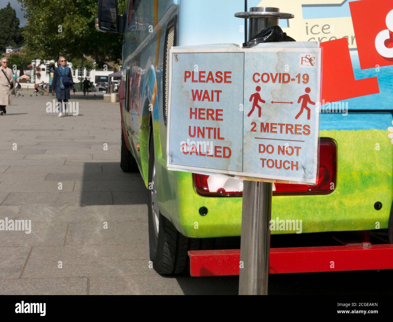 Avviso di allontanamento sociale covid fuori da un furgone gelato, Londra, Inghilterra Foto Stock
