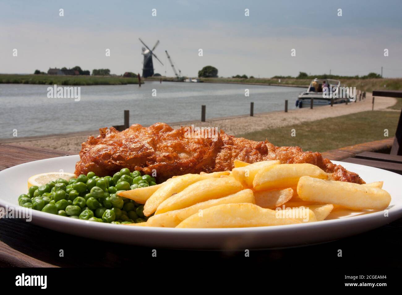Pesce e patatine tradizionali da pub, Berney Arms, River Yare, Norfolk, Inghilterra Foto Stock