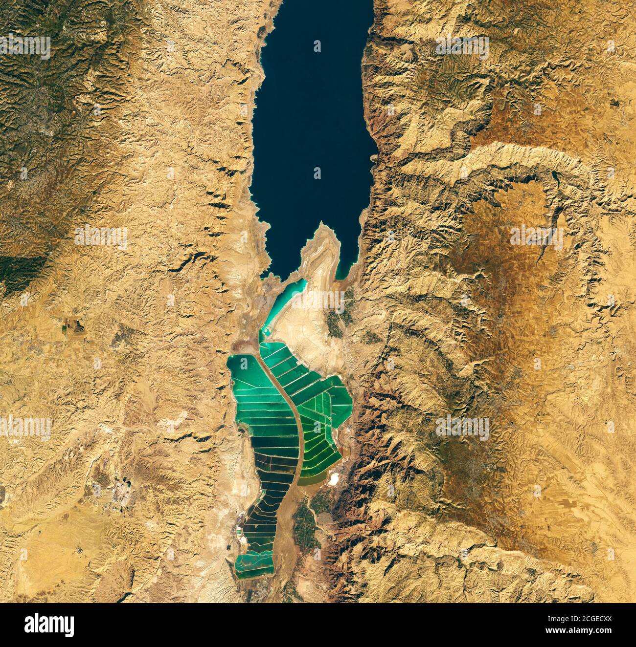 Immagine aerea di stagni di sale accanto al Mar Morto in La Jordan Rift Valley Foto Stock