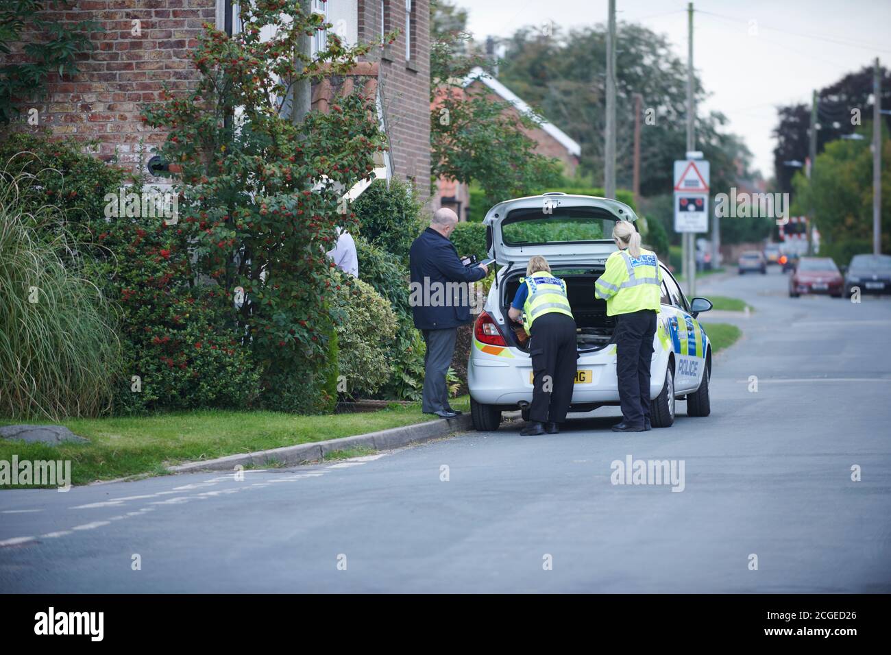 Un UOMO di 66 ANNI È STATO ARRESTATO la polizia di Humberside ha avviato un'indagine sull'omicidio dopo una morte a Hutton Craskick, nello Yorkshire orientale, nel Regno Unito. Foto Stock