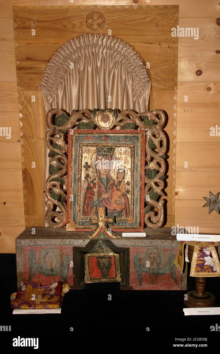 Icona bizantina del secolo che rappresenta Santa Maria che tiene il bambino Gesù esposto nel museo del monastero di Rohia, Romania Foto Stock
