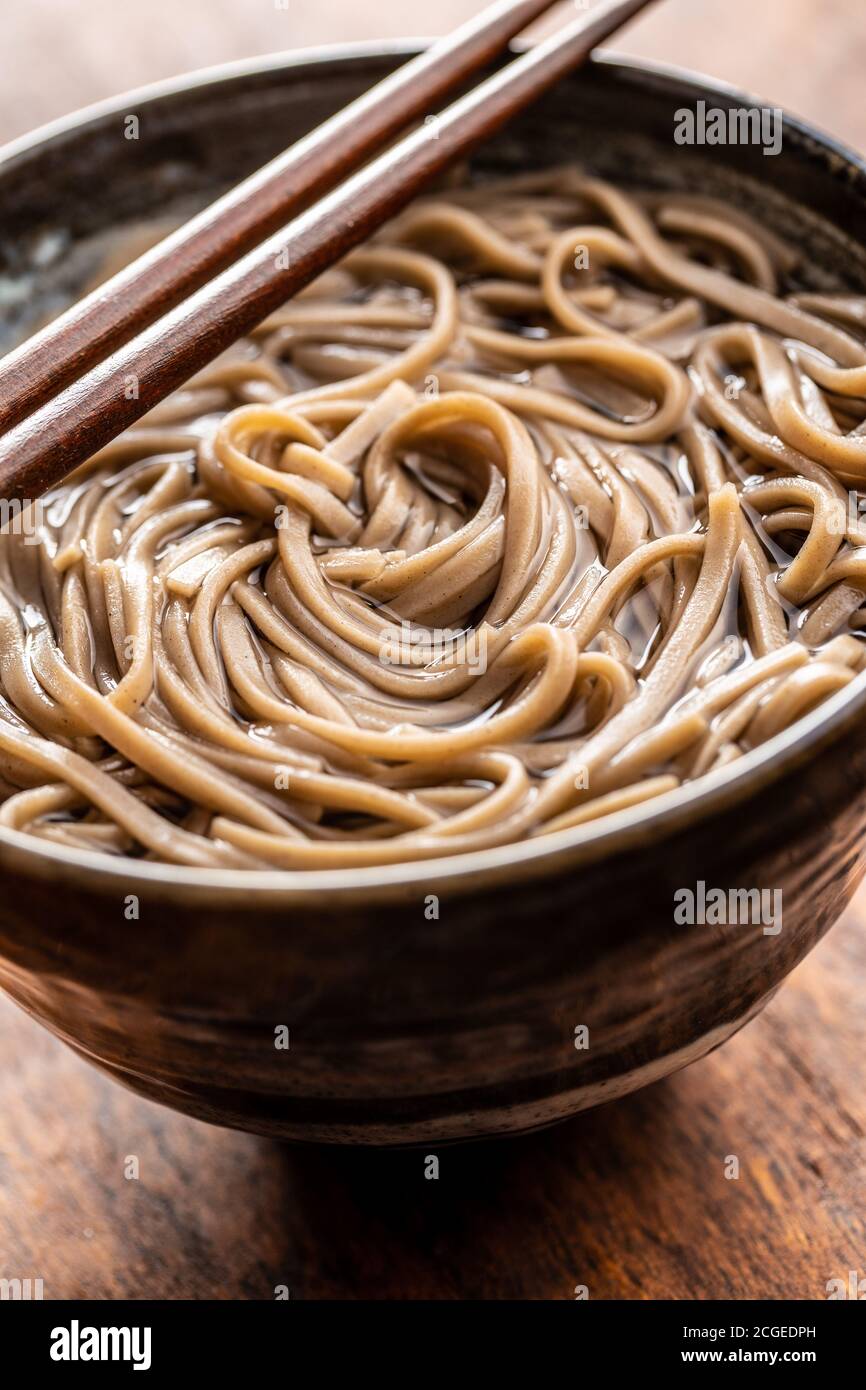 Noodle di soba cotte. Pasta asiatica tradizionale in ciotola. Foto Stock