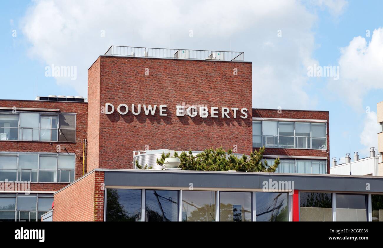 Uffici della fabbrica di torrefazione del caffè Jacobs Douwe Egberts sotto un cielo nuvoloso. Utrecht, Paesi Bassi. Foto Stock