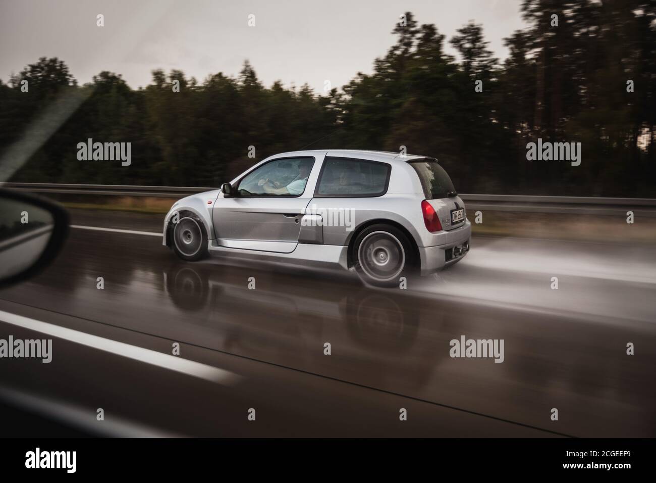 Renault Clio V6 su autobahn piovoso Foto Stock