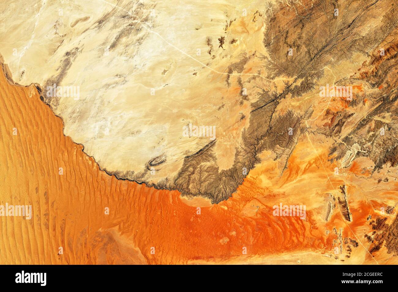Montagne di sabbia, alcune alte fino a 300 metri (1000 piedi), si raggiungono dal pavimento del deserto del Namib in Africa verso il cielo. Guidati dal vento, queste dune m Foto Stock
