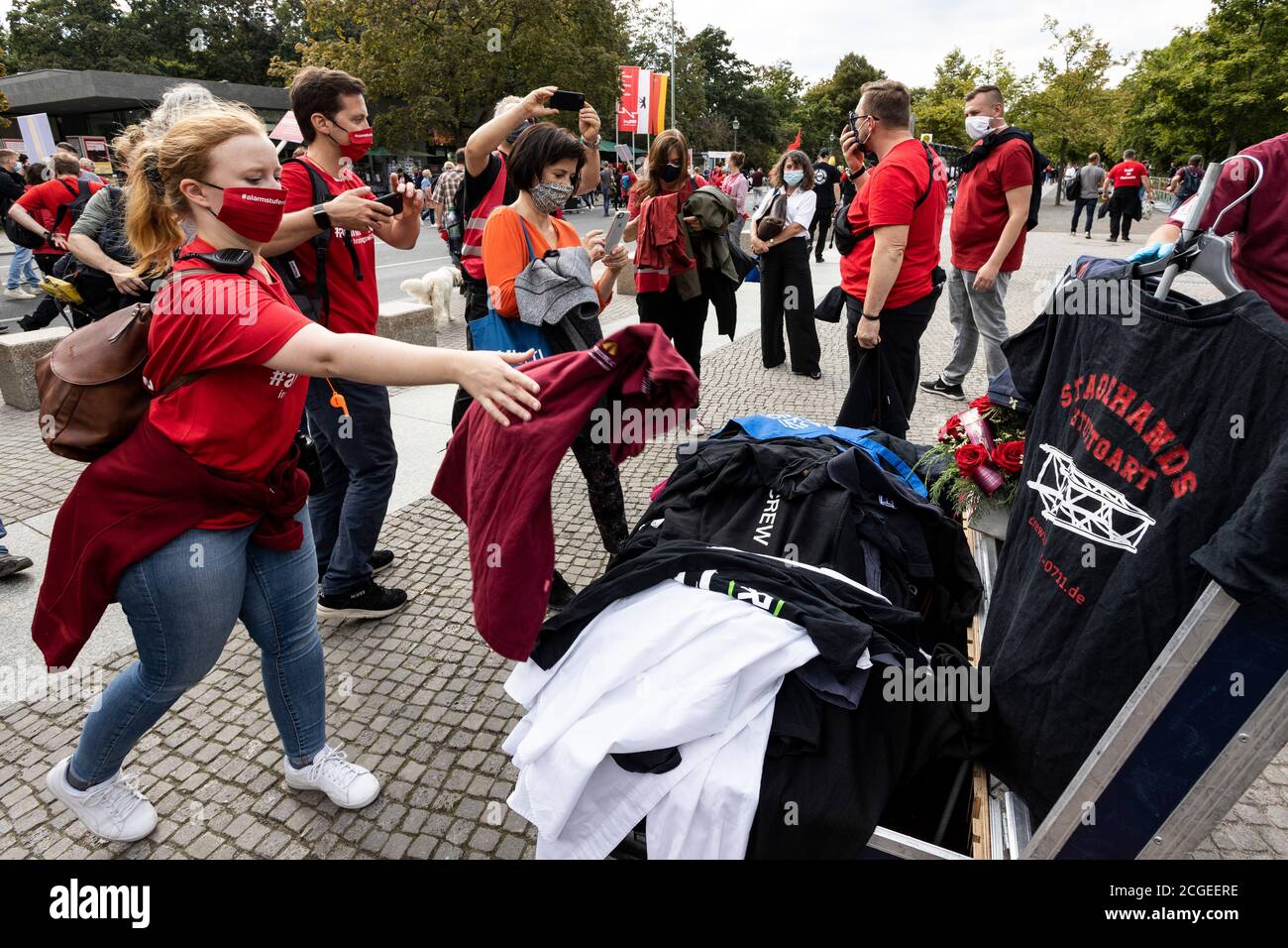 Berlino, Germania. 9 settembre 2020. Red Alert protesta contro le persone colpite dalla chiusura di organizzazioni culturali ed eventi a causa della crisi del Coronavirus. Persone che donano t-shirt da un evento per una veglia di fronte all'edificio Reichstag. Foto Stock
