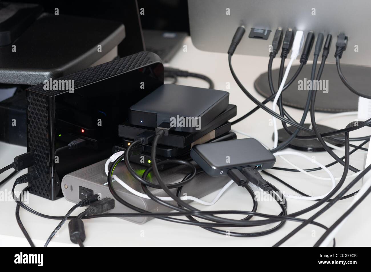 Dischi rigidi USB collegati al computer per espandere lo spazio di archiviazione. Storage collegato direttamente. Periferiche, hub, backup, dischi, espansione, DAS, dati Foto Stock