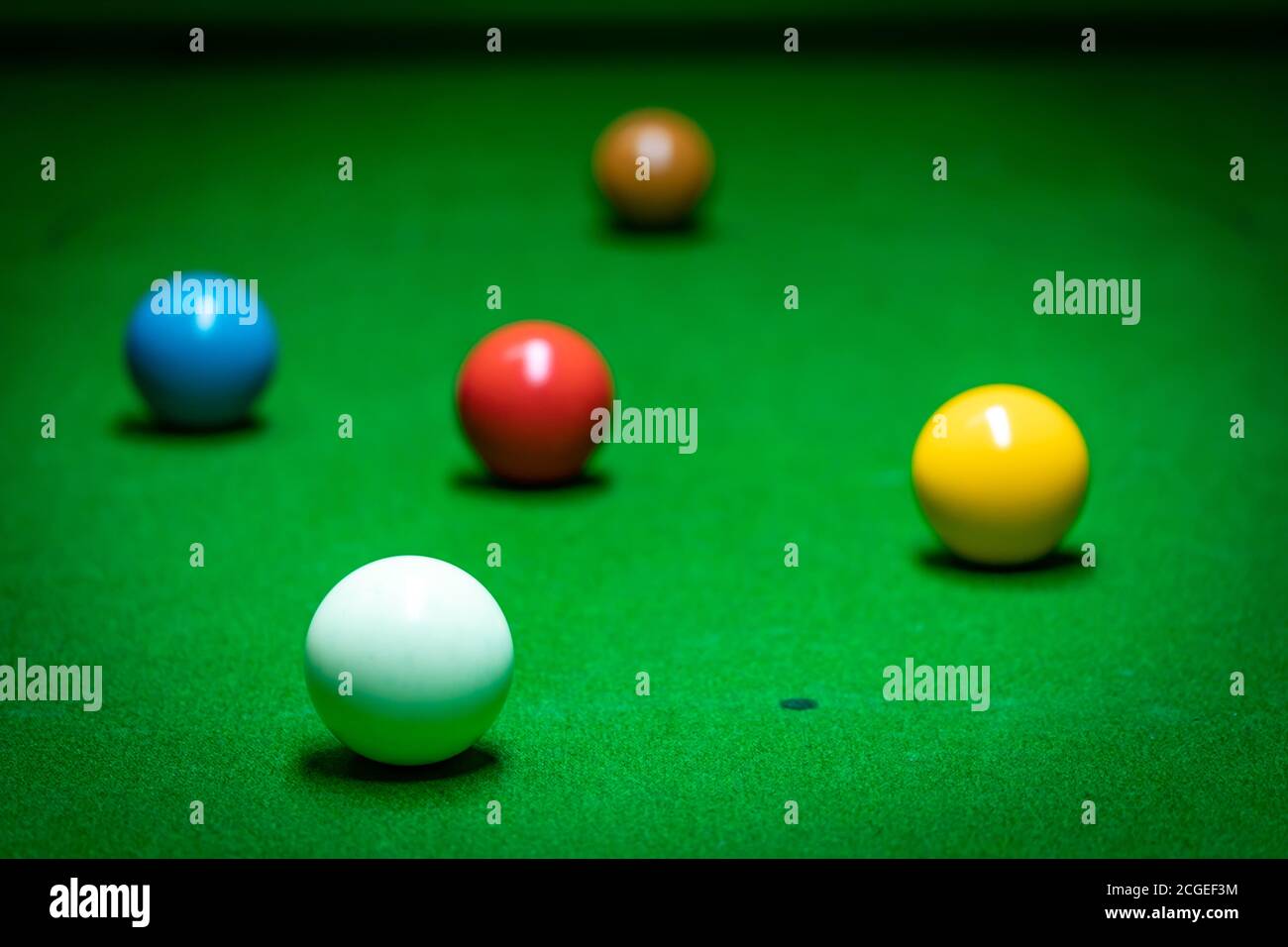 Palline snooker di diversi colori sparse sul tavolo da biliardo. Foto Stock
