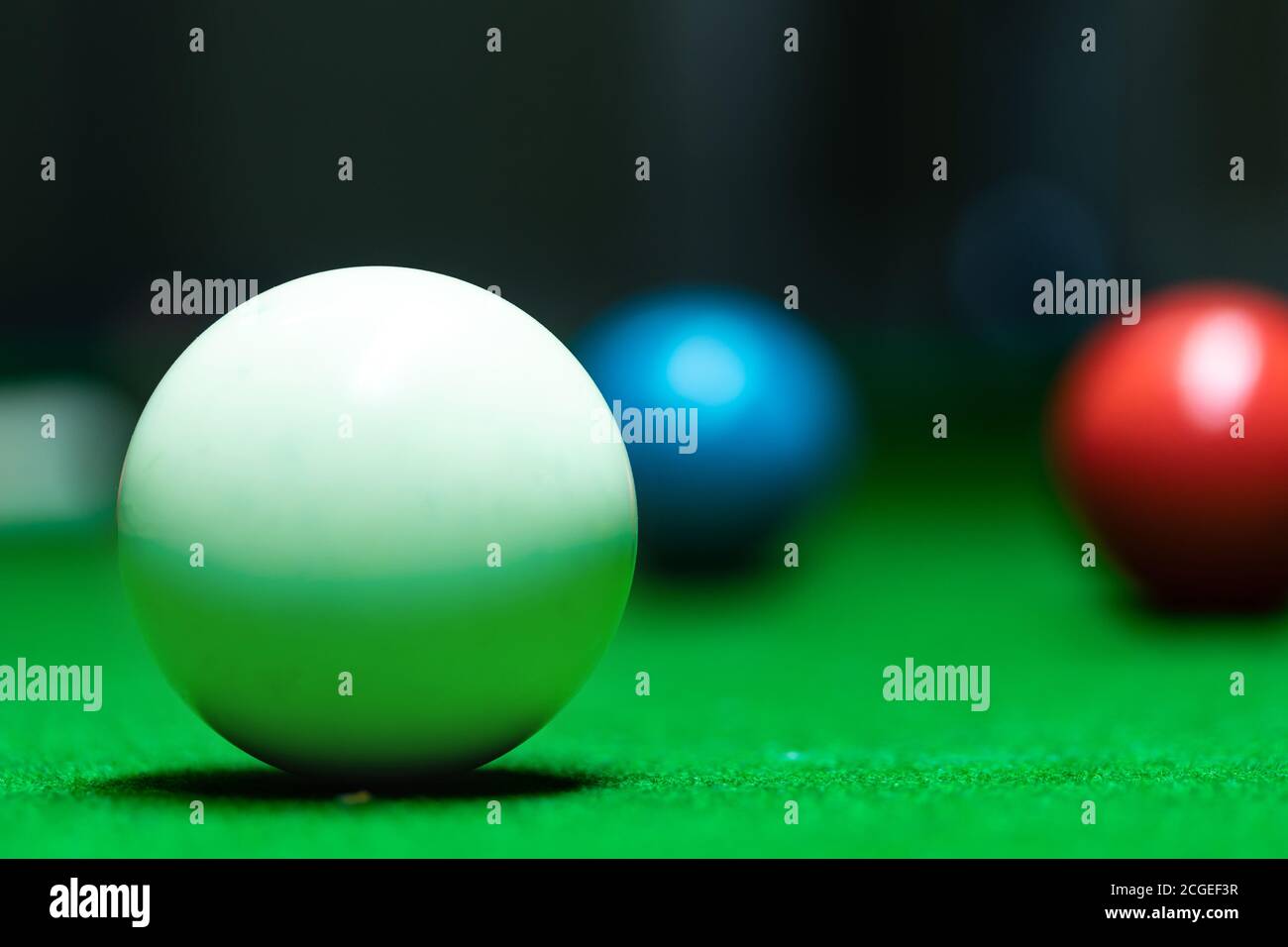 Palline snooker di diversi colori sparse sul tavolo da biliardo. Foto Stock