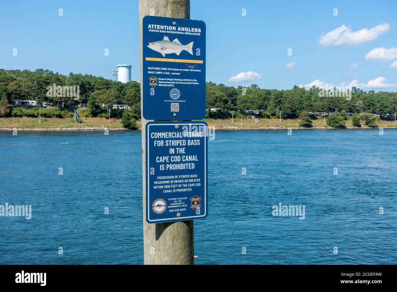 I pescatori firmano per la pesca del basso a strisce le norme ricreative di 28-35 pollici nella taglia & 1 limite giornaliero di pesce su Cape Cod Canal, Bourne, Massachusetts U. Foto Stock